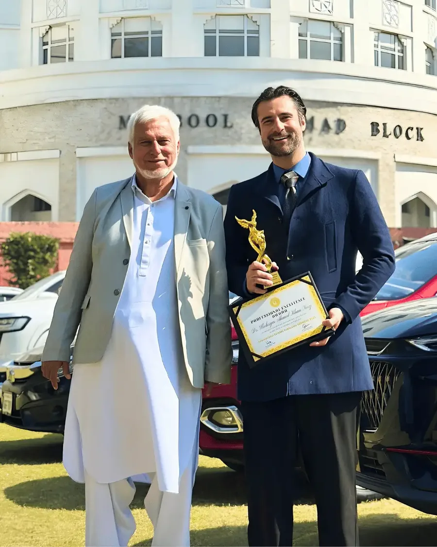 Dr. Shehryar Niazi holding the Professional Excellence Award